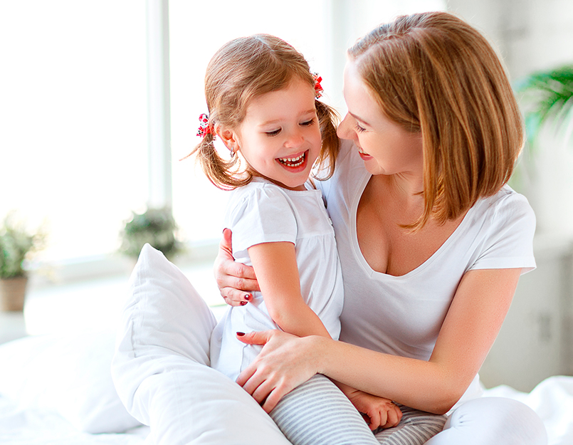 mamá e hija riendo